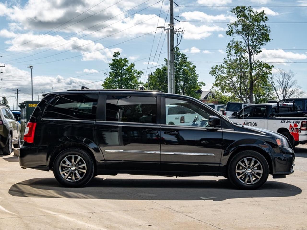 2015 Chrysler Town & Country S Photo