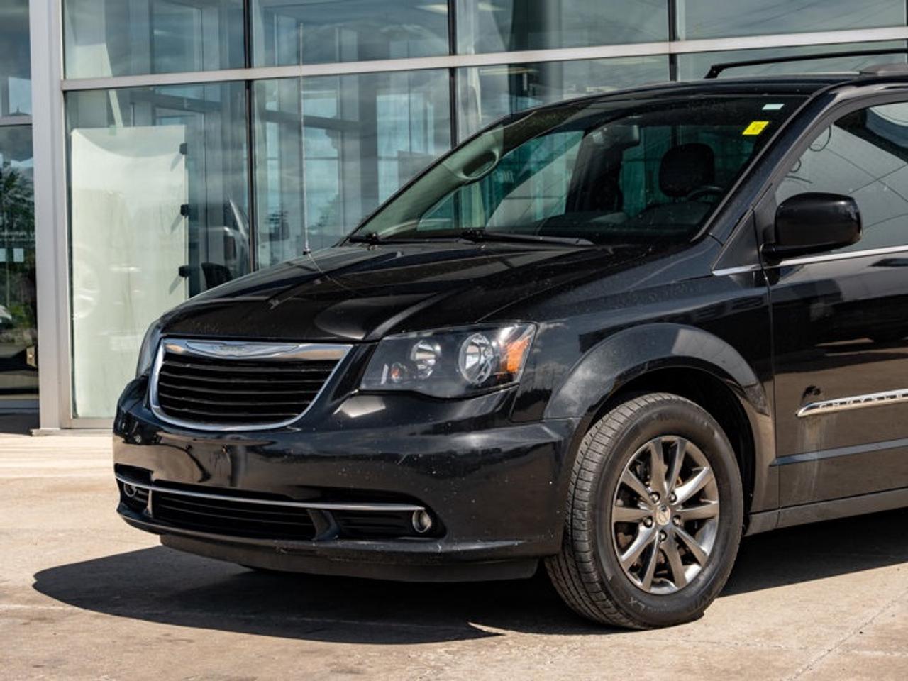 2015 Chrysler Town & Country S Photo