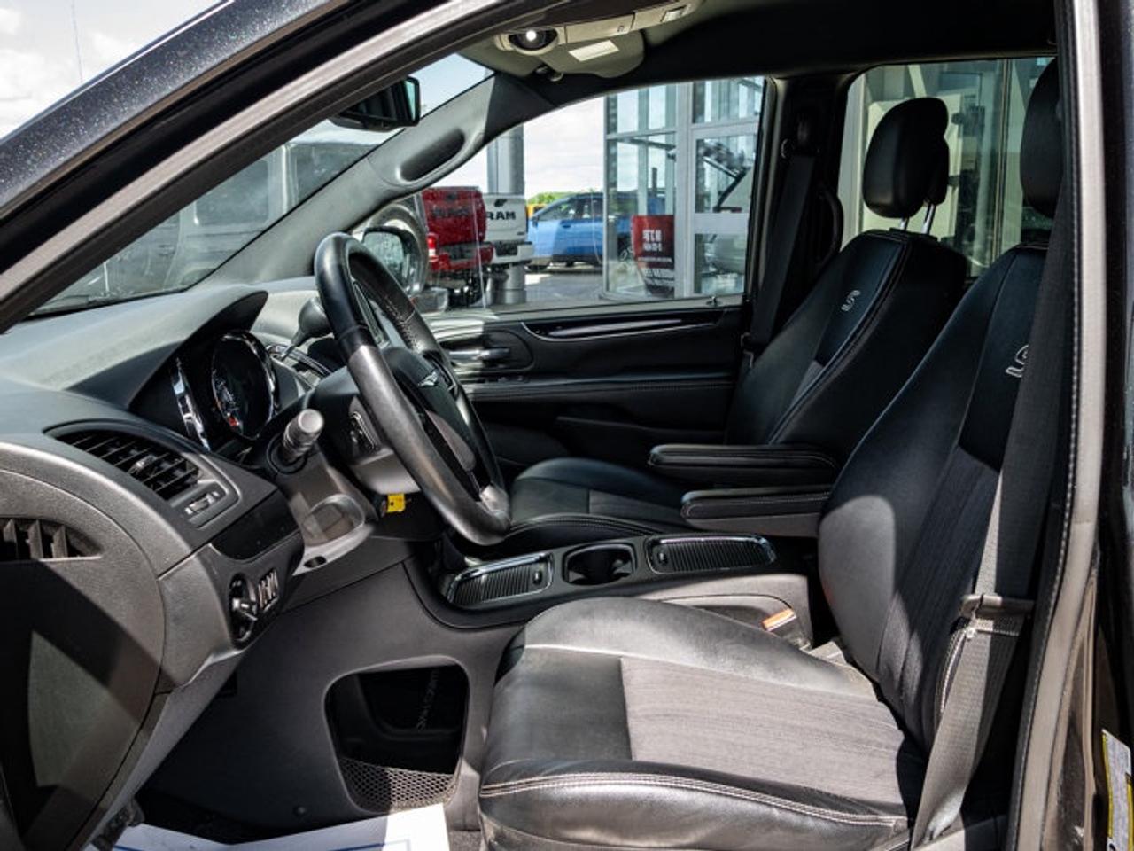 2015 Chrysler Town & Country S Photo