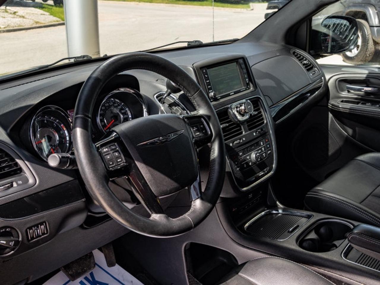 2015 Chrysler Town & Country S Photo
