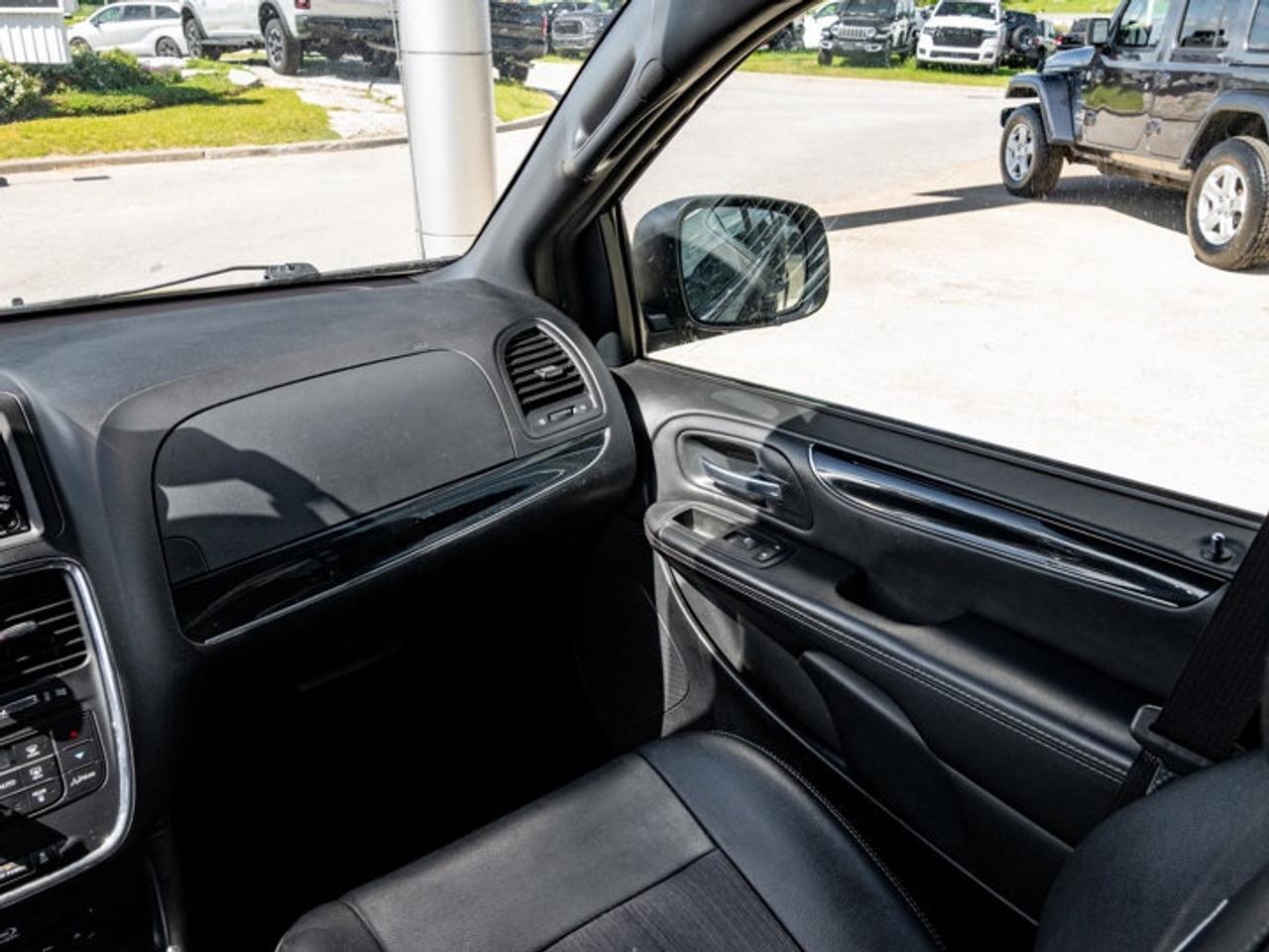 2015 Chrysler Town & Country S Photo