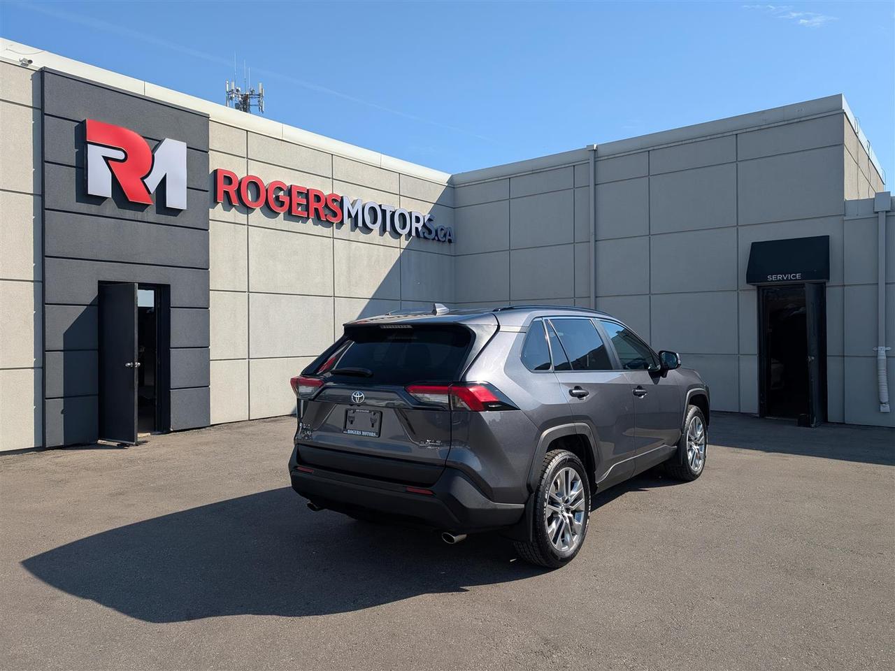 2023 Toyota RAV4 XLE AWD - SUNROOF - LEATHER - TECH FEATS Photo4