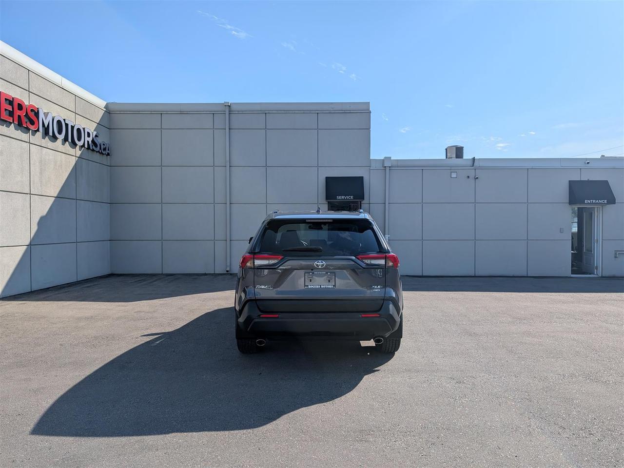 2023 Toyota RAV4 XLE AWD - SUNROOF - LEATHER - TECH FEATS Photo