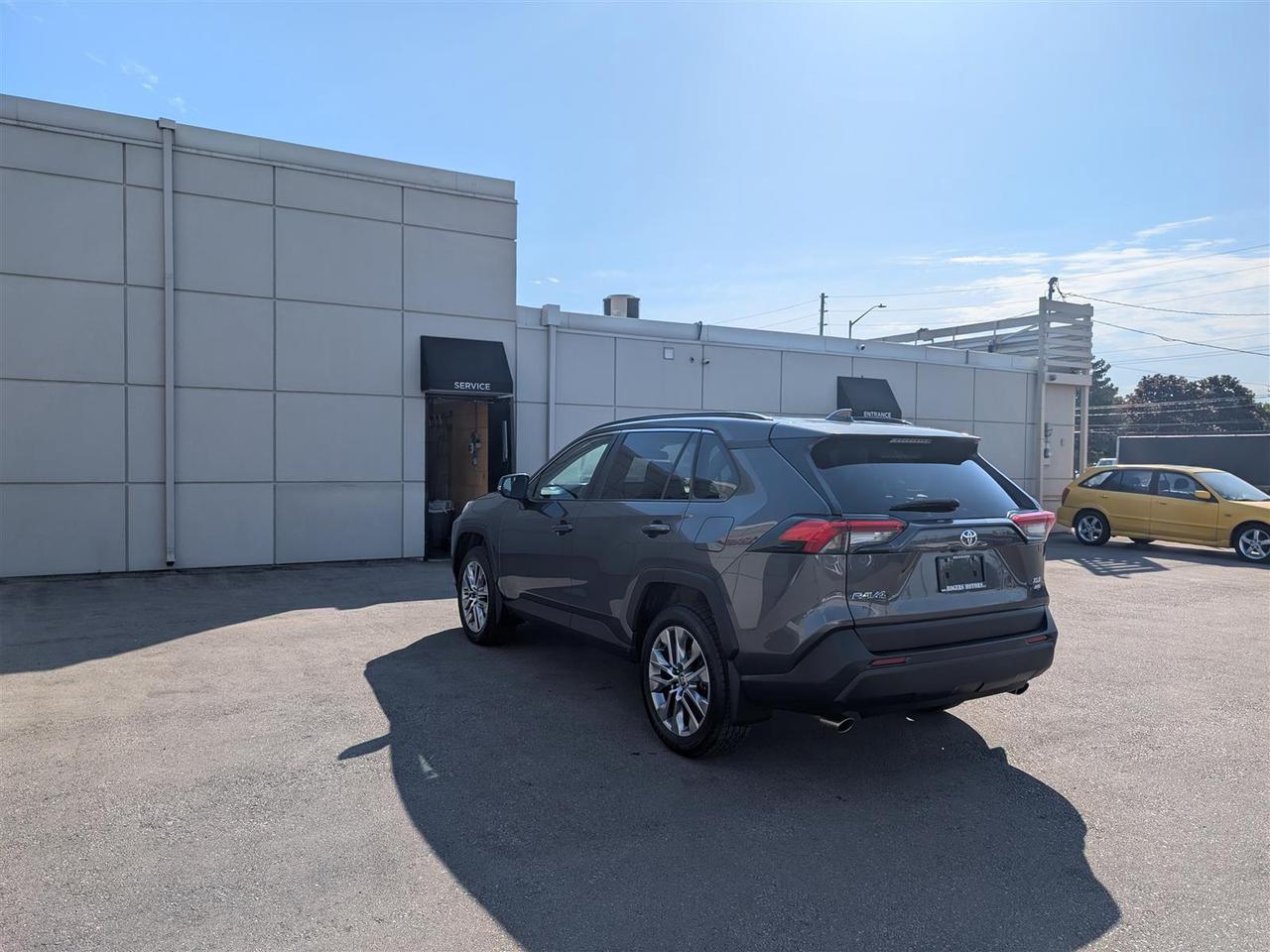2023 Toyota RAV4 XLE AWD - SUNROOF - LEATHER - TECH FEATS Photo