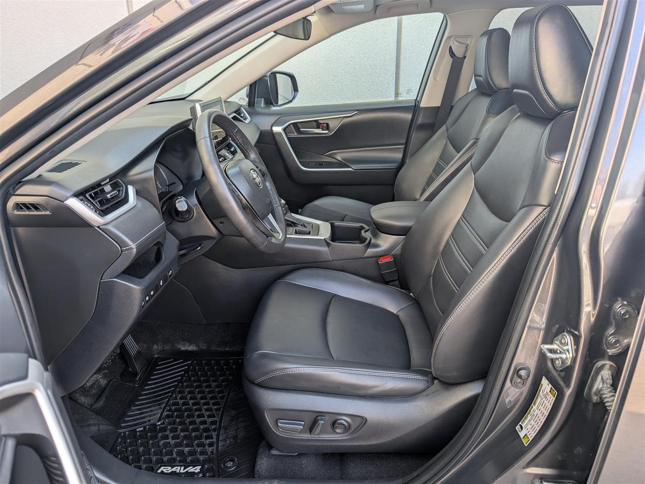 2023 Toyota RAV4 XLE AWD - SUNROOF - LEATHER - TECH FEATS Photo