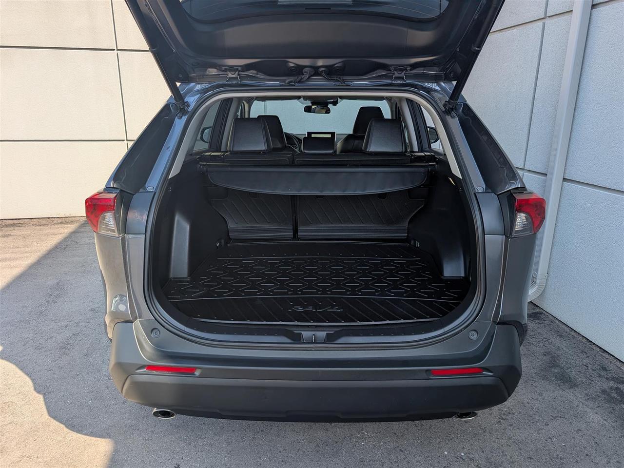 2023 Toyota RAV4 XLE AWD - SUNROOF - LEATHER - TECH FEATS Photo