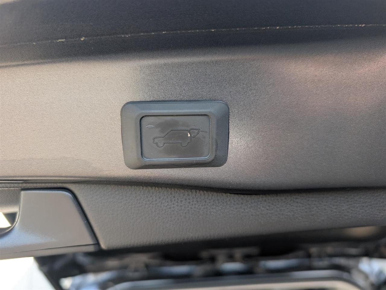 2023 Toyota RAV4 XLE AWD - SUNROOF - LEATHER - TECH FEATS Photo