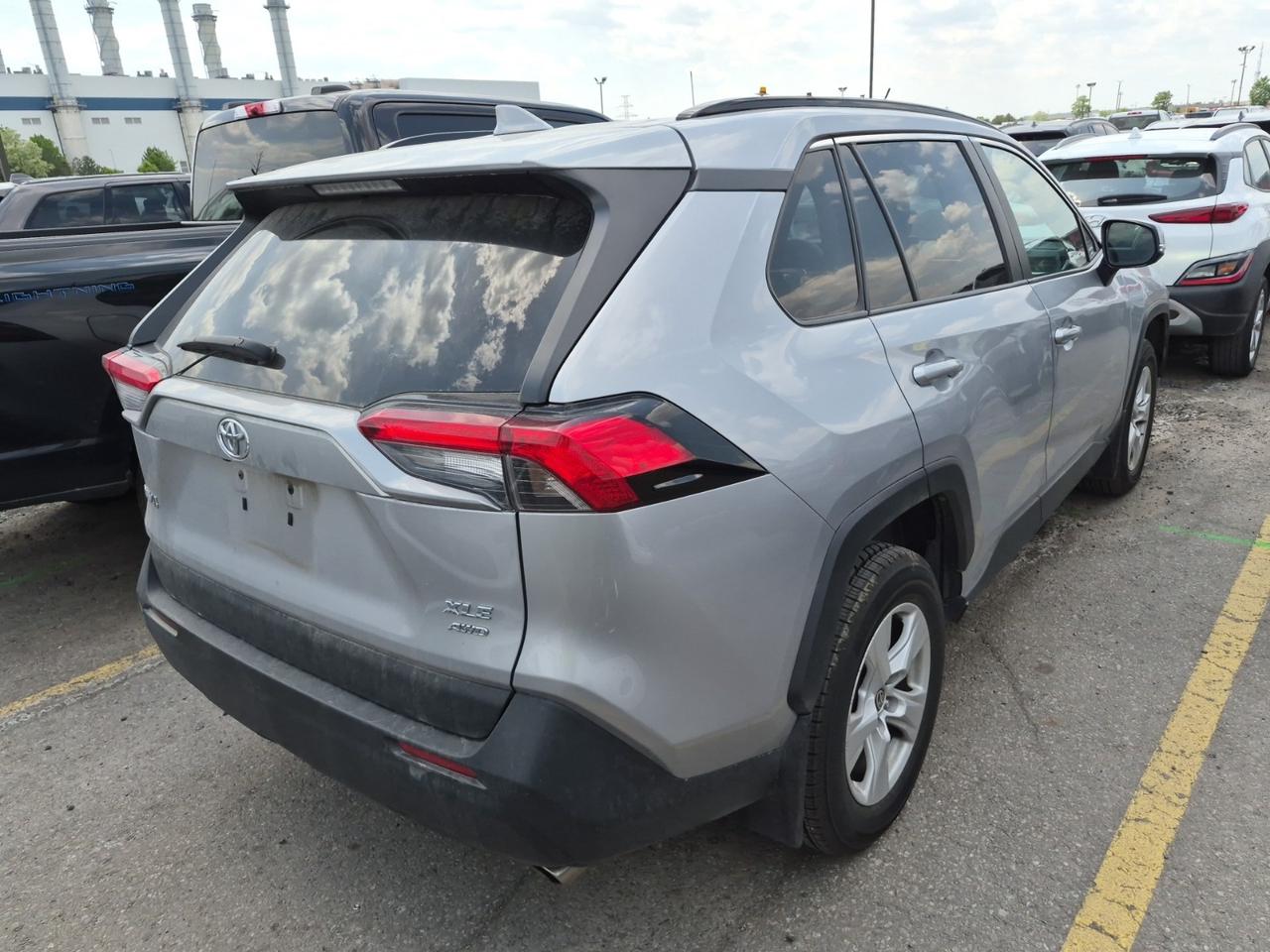 2021 Toyota RAV4 XLE AWD | NO ACCIDENTS | TOYOTA SERVCIED Photo3
