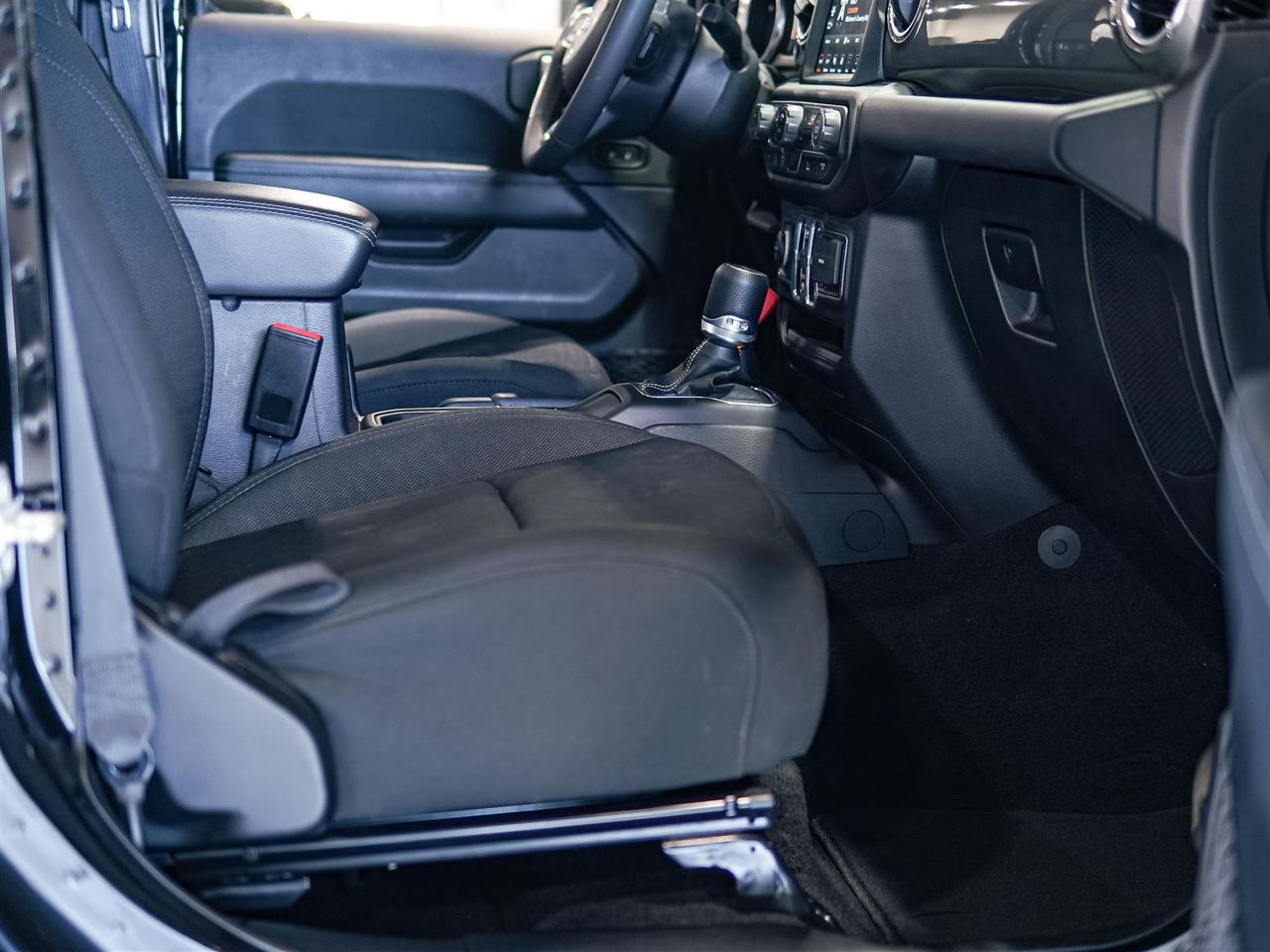2023 Jeep Wrangler SAHARA 4X4 | NO ACCIDENTS | ONE OWNER Photo