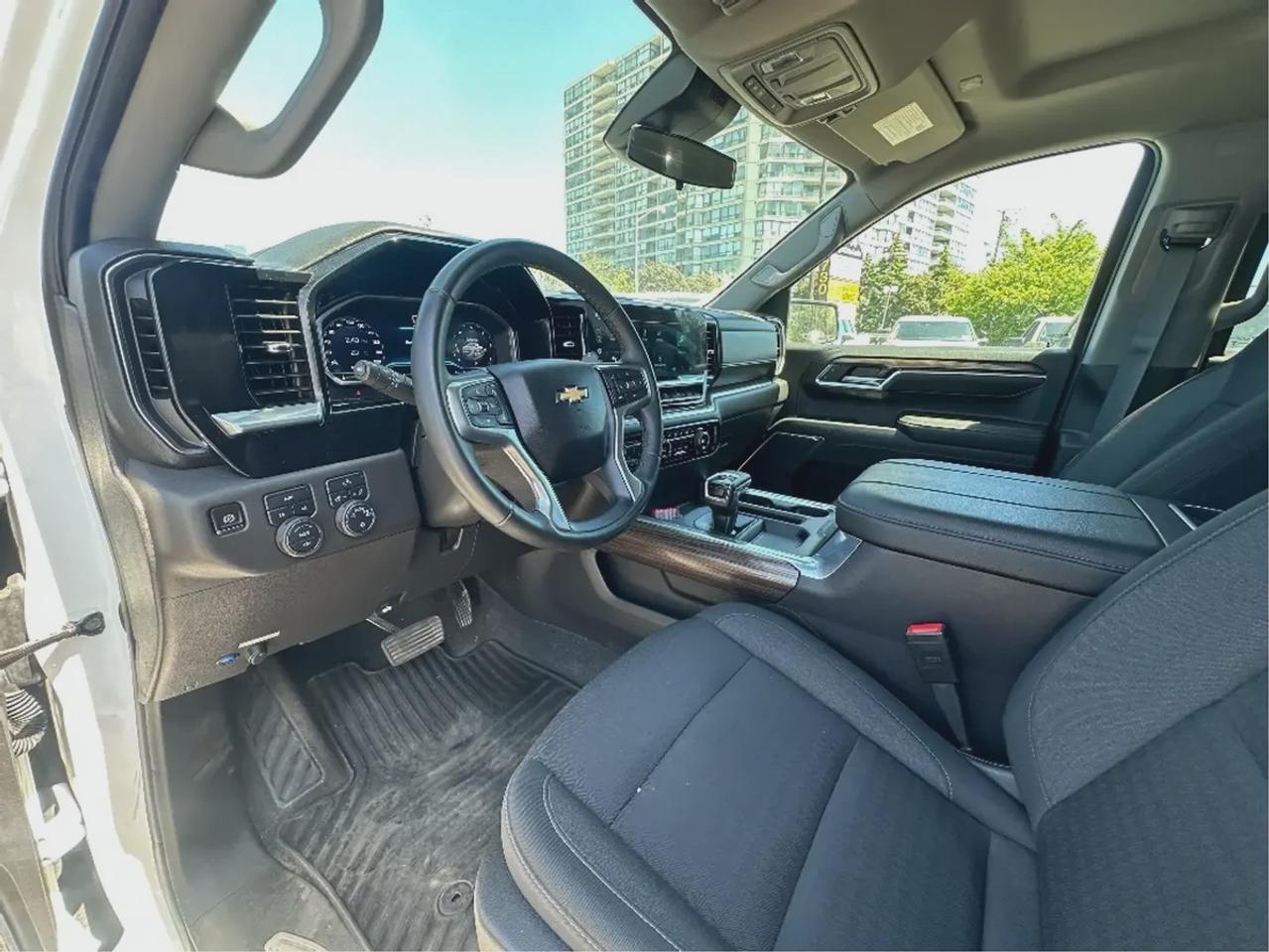 2025 Chevrolet Silverado 1500 LT Crew Cab Photo