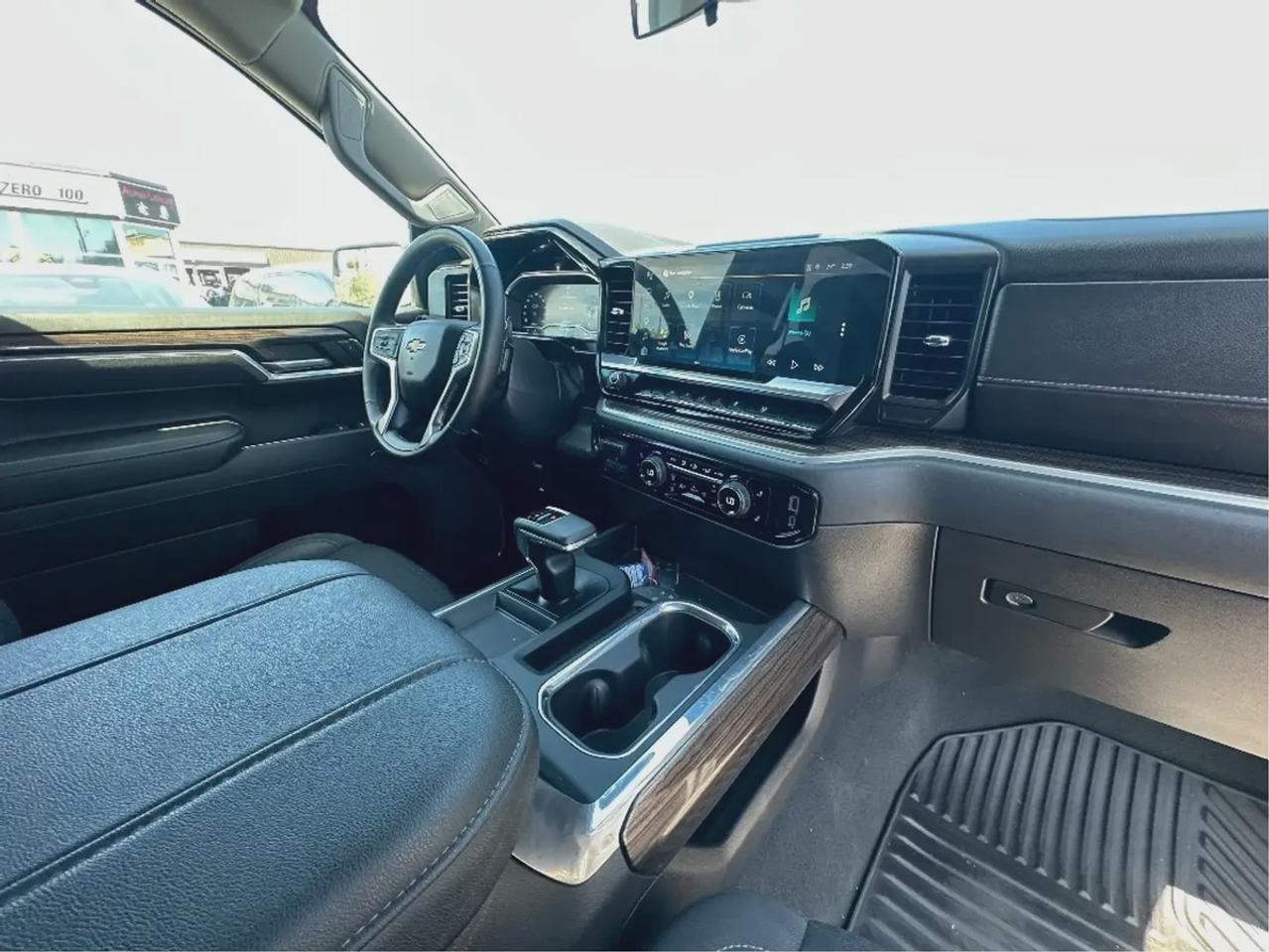 2025 Chevrolet Silverado 1500 LT Crew Cab Photo