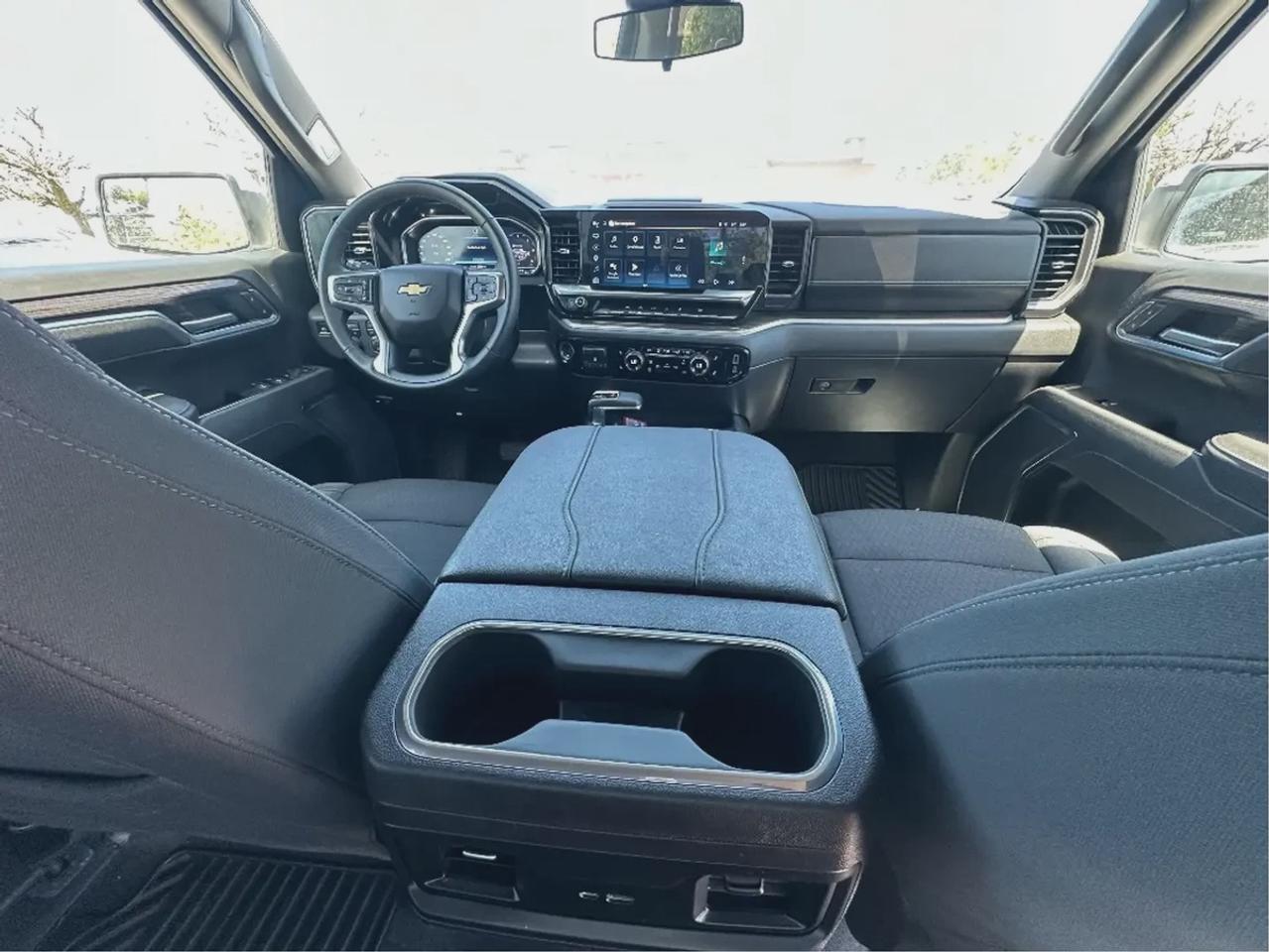 2025 Chevrolet Silverado 1500 LT Crew Cab Photo