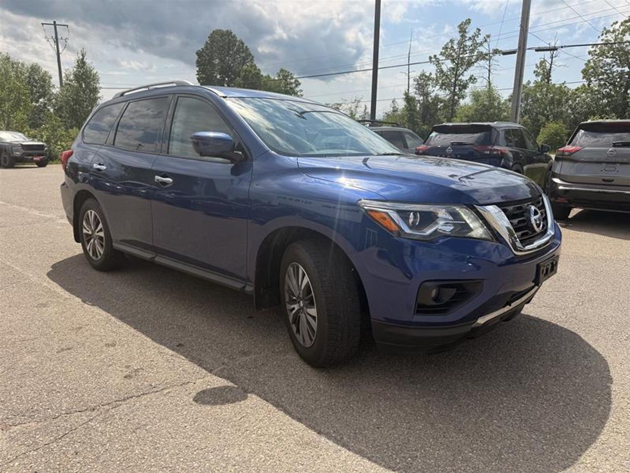 2017 Nissan Pathfinder SL V6 4x4 at Photo2