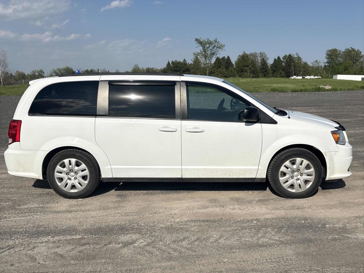 2019 Dodge Grand Caravan SXT Photo2