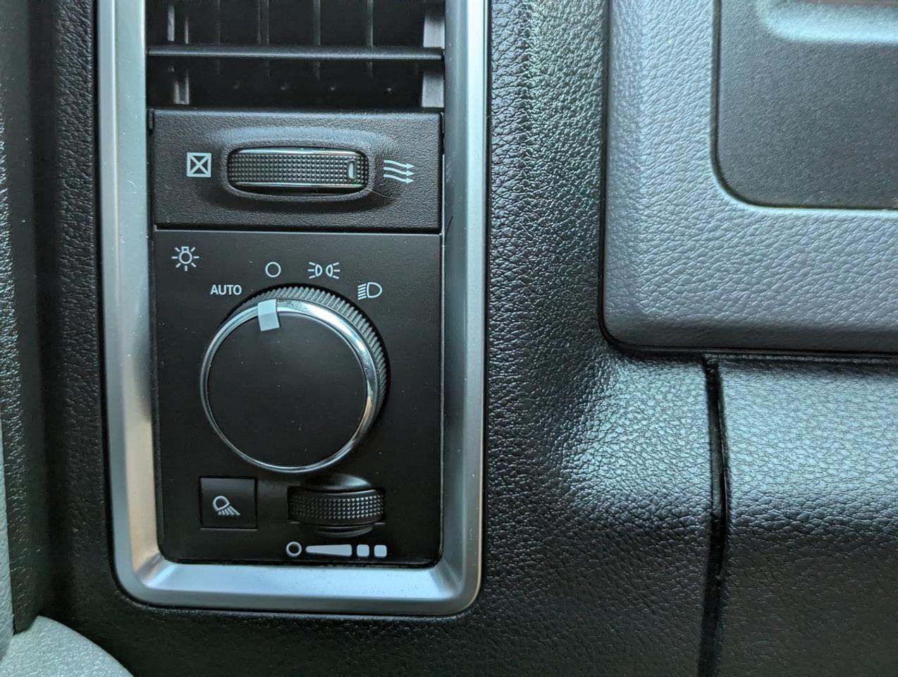 2016 RAM 1500 SLT Photo