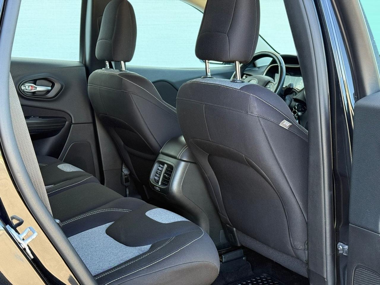 2014 Jeep Cherokee Sport Photo