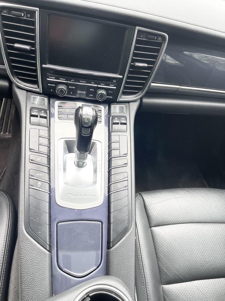 2013 Porsche Panamera 4 Photo3