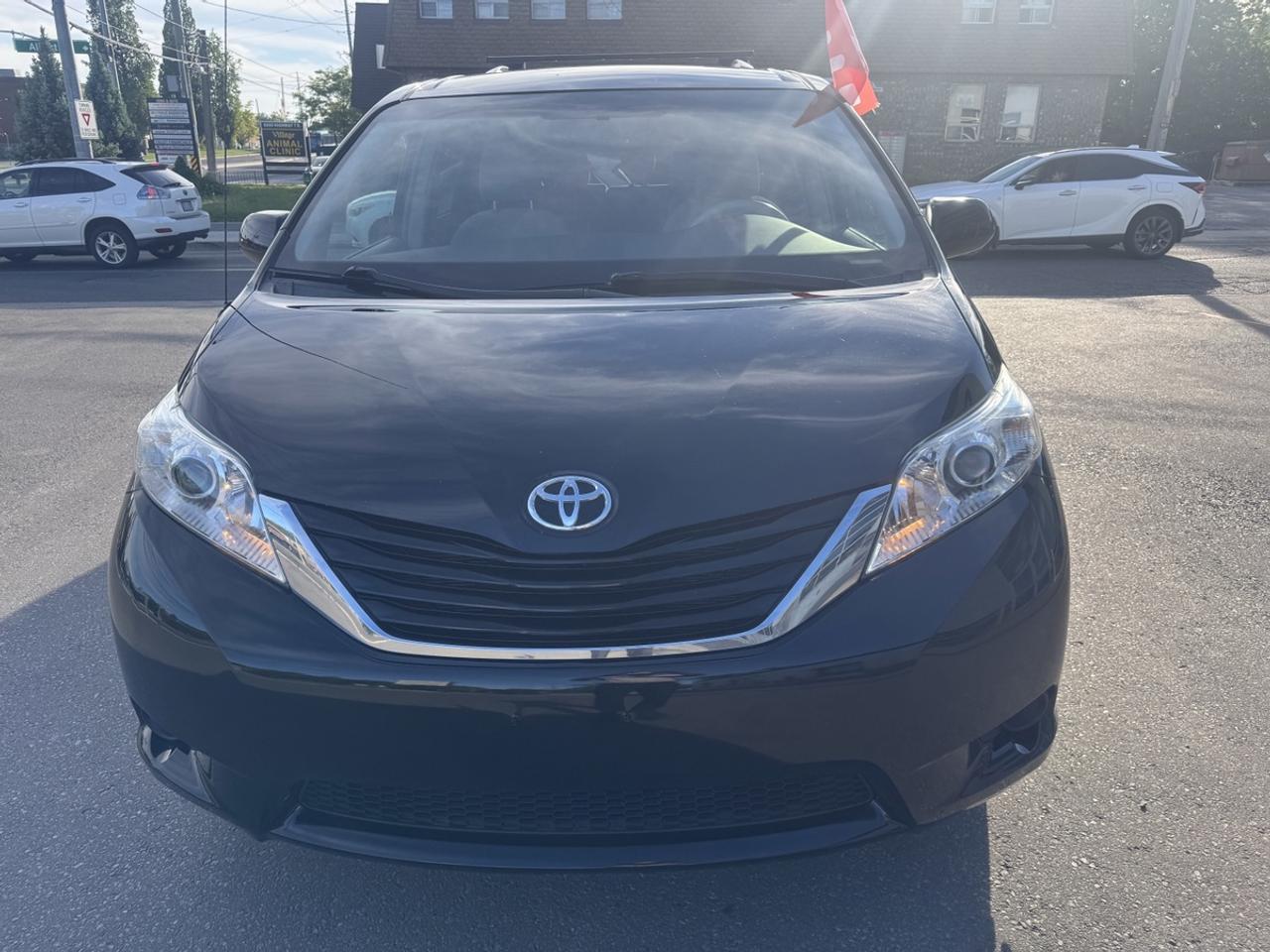 2014 Toyota Sienna LE Photo