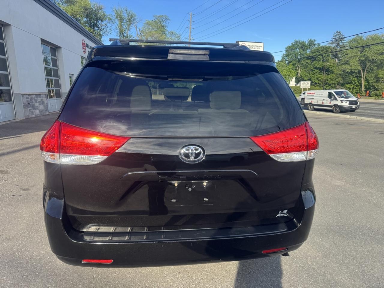 2014 Toyota Sienna LE Photo3