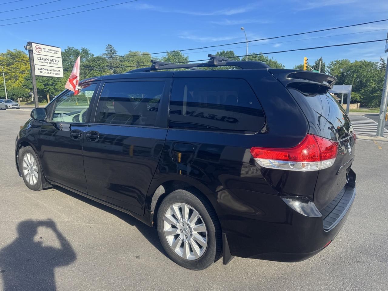 2014 Toyota Sienna LE Photo