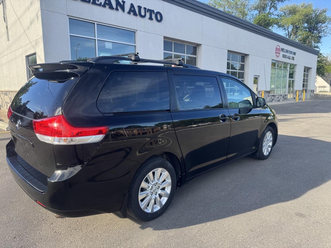 2014 Toyota Sienna LE Photo4