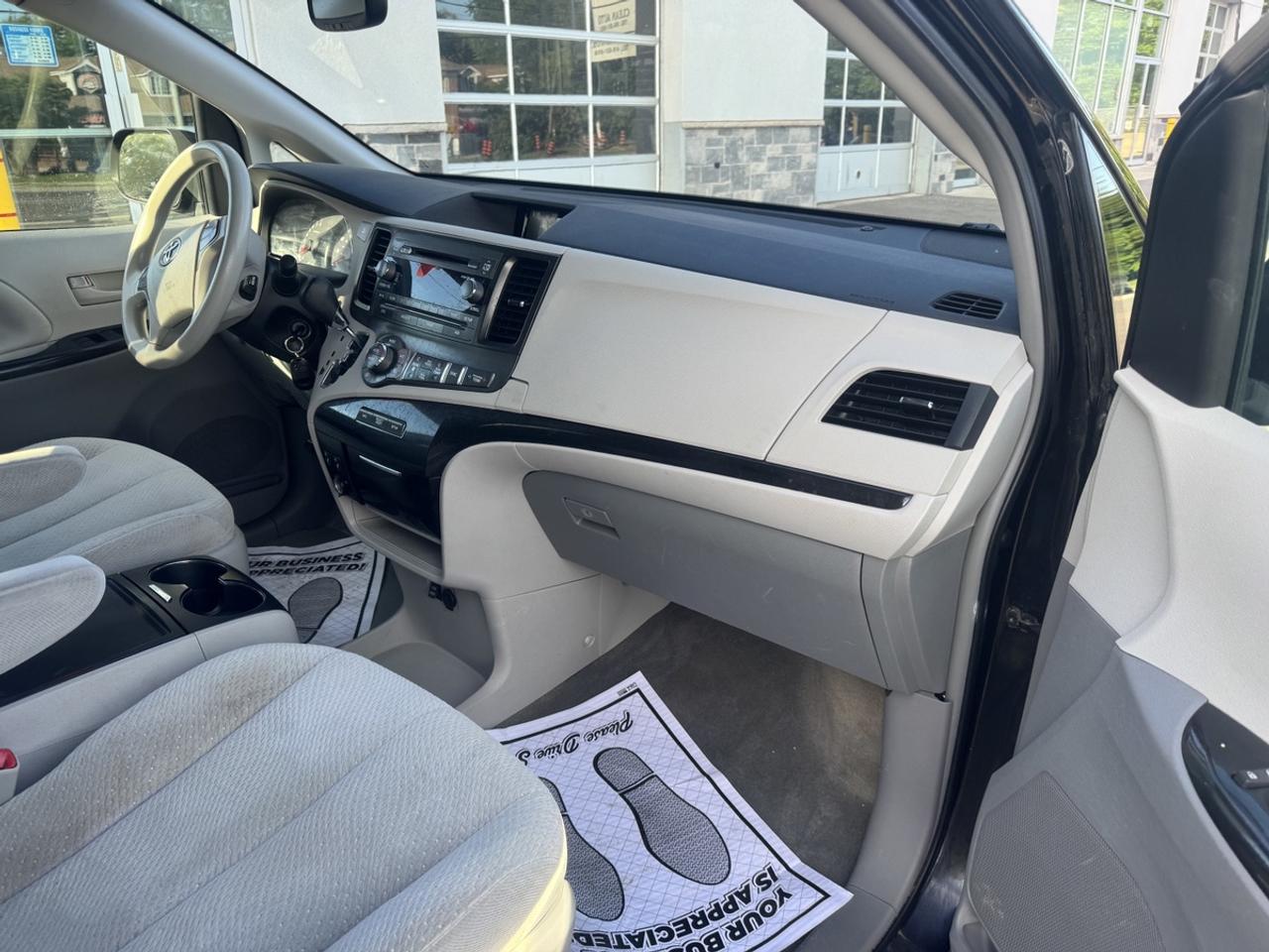 2014 Toyota Sienna LE Photo