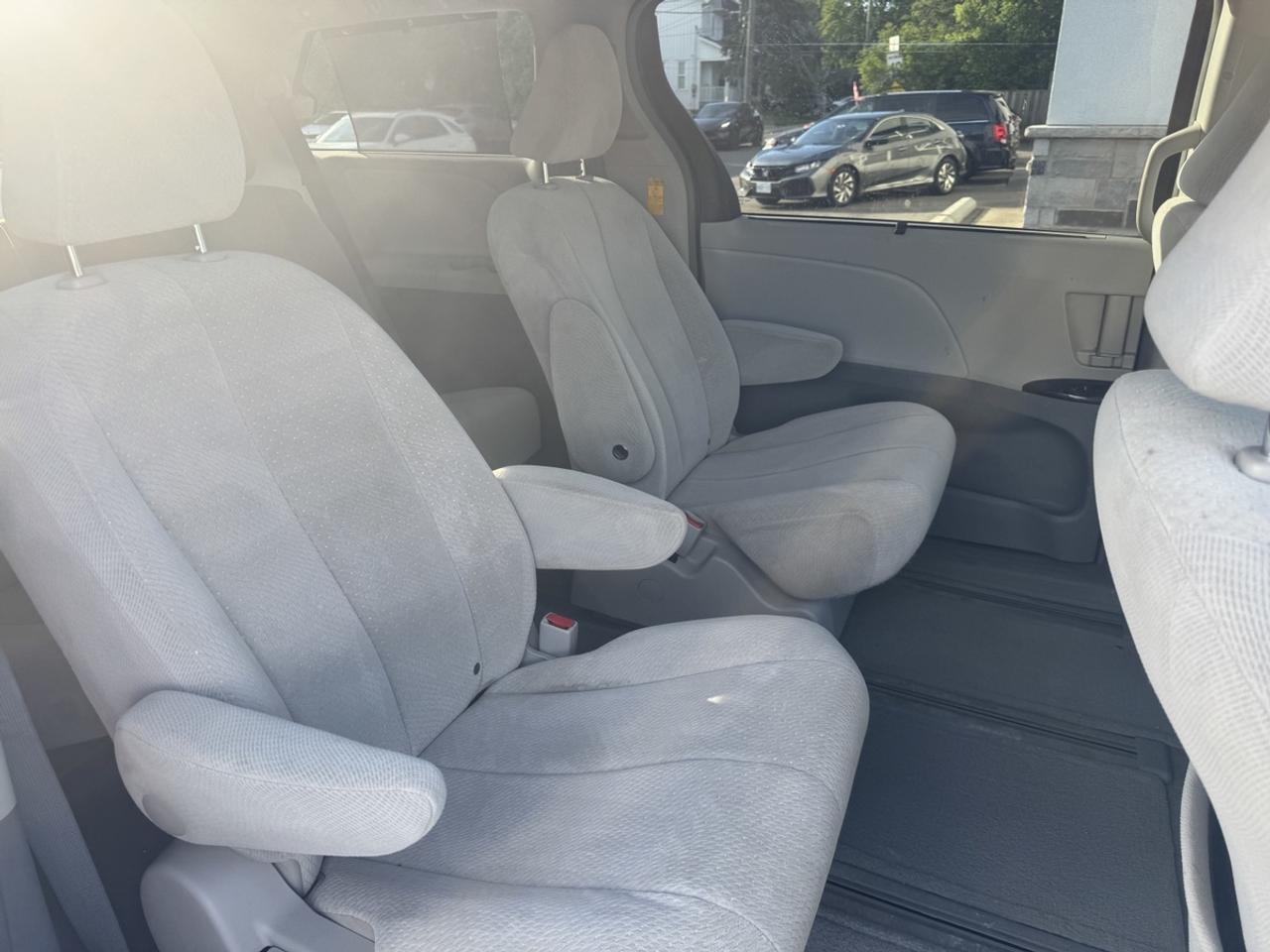 2014 Toyota Sienna LE Photo