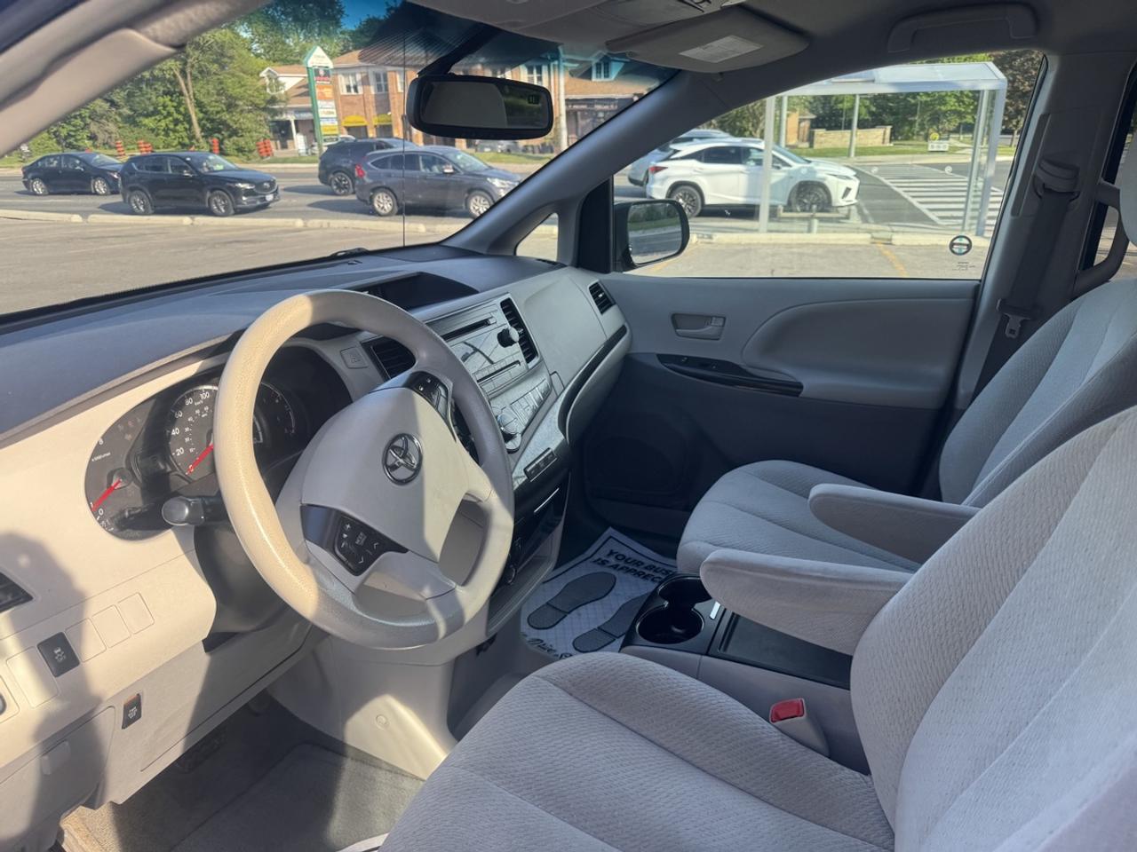 2014 Toyota Sienna LE Photo