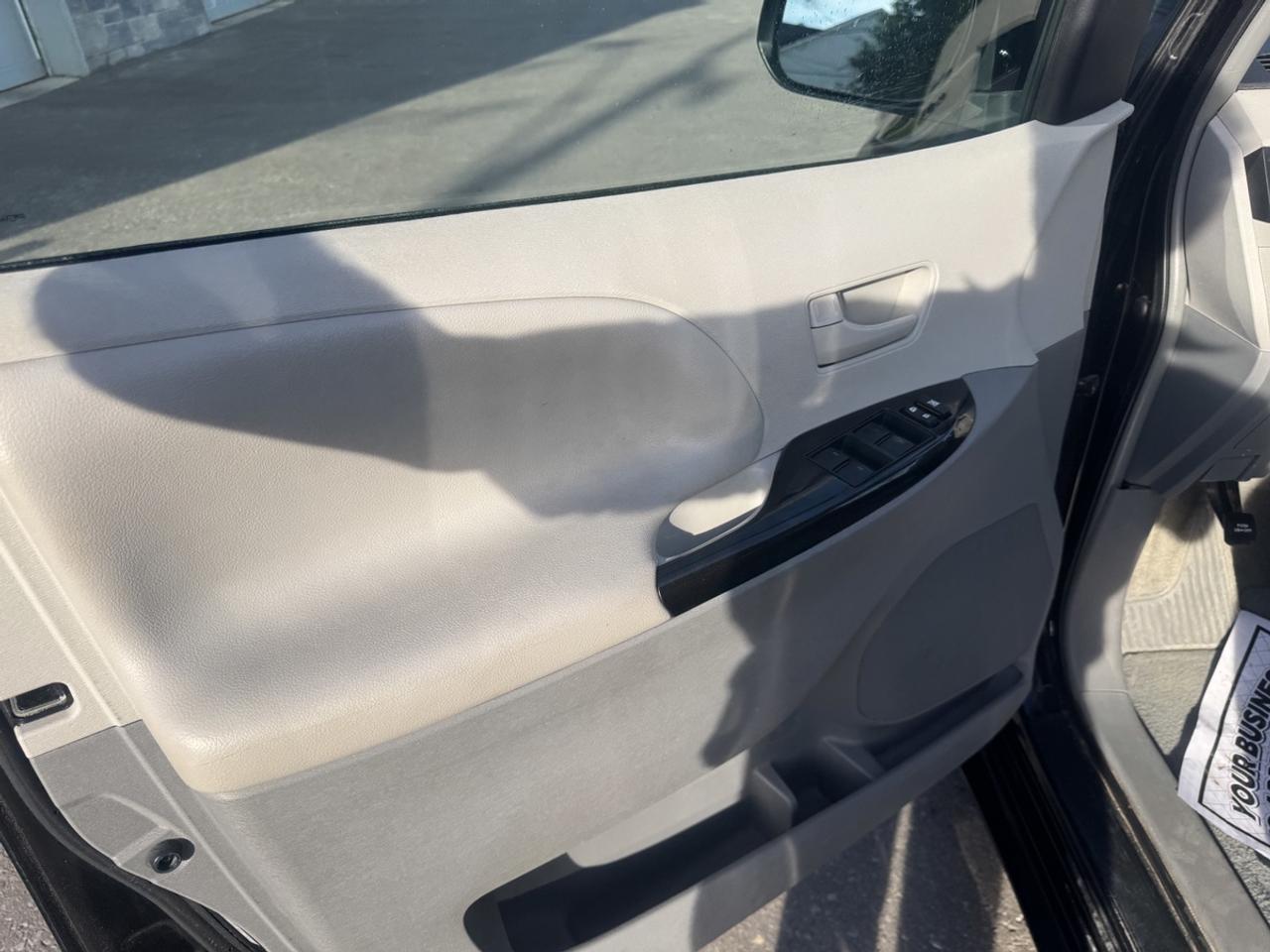 2014 Toyota Sienna LE Photo