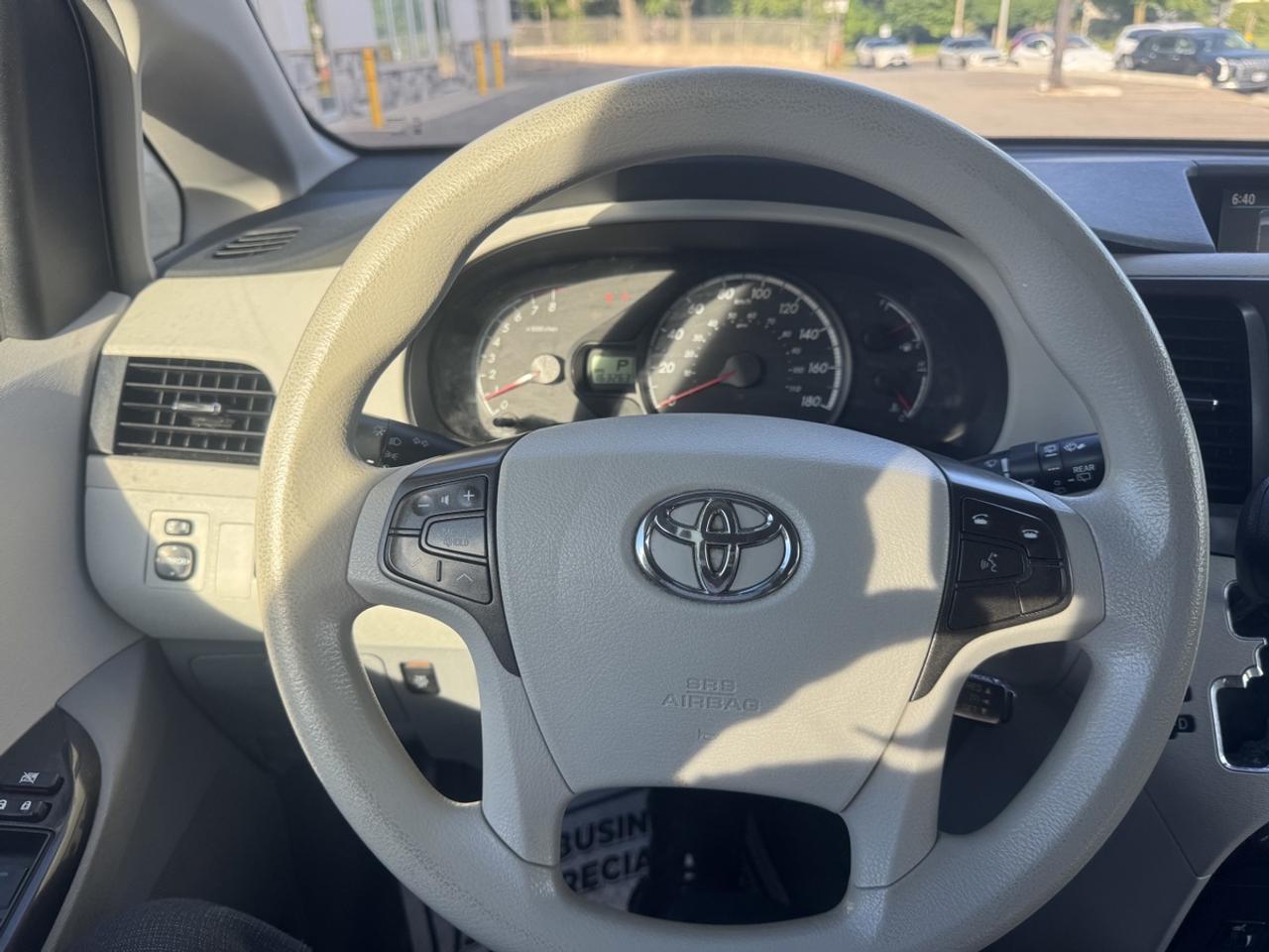 2014 Toyota Sienna LE Photo