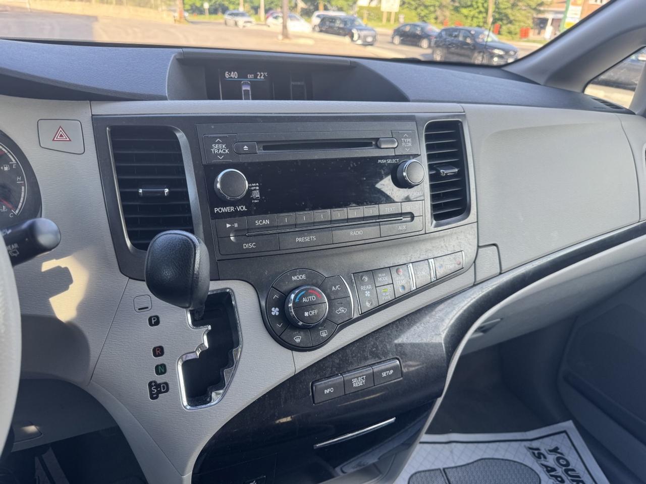 2014 Toyota Sienna LE Photo