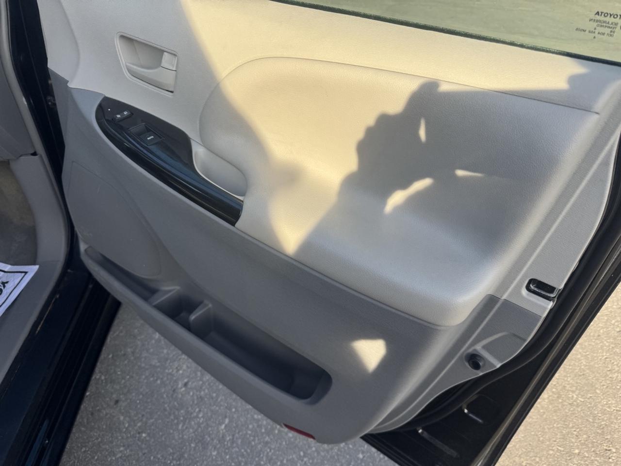 2014 Toyota Sienna LE Photo