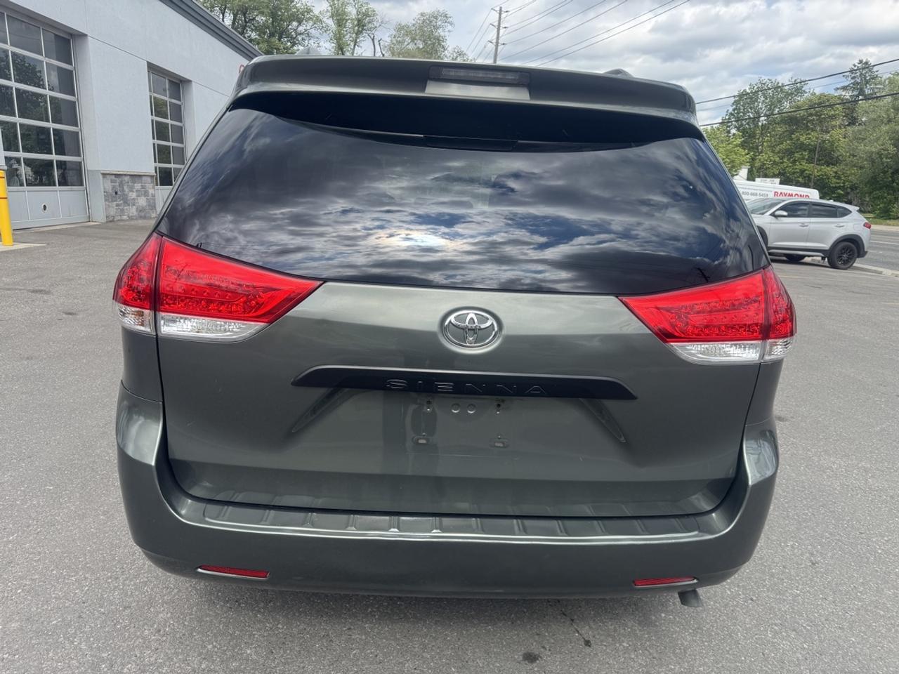 2013 Toyota Sienna  Photo