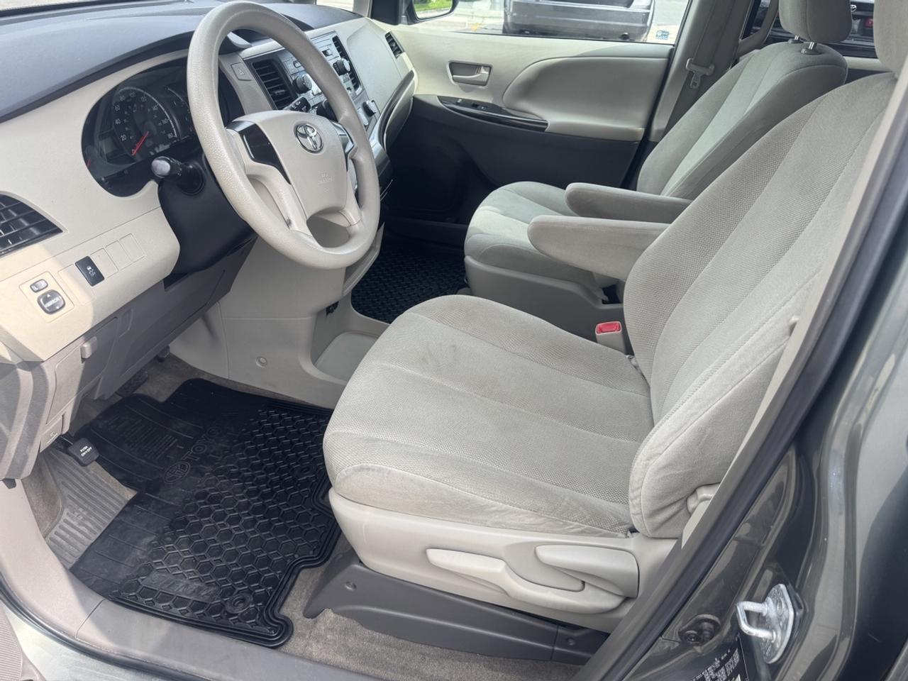 2013 Toyota Sienna  Photo