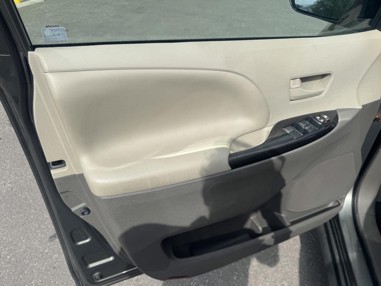 2013 Toyota Sienna  Photo