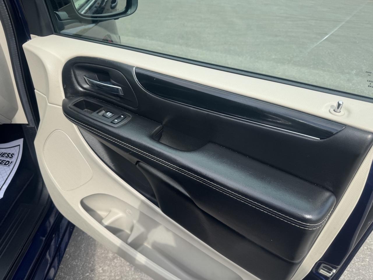 2017 Dodge Grand Caravan SXT Photo