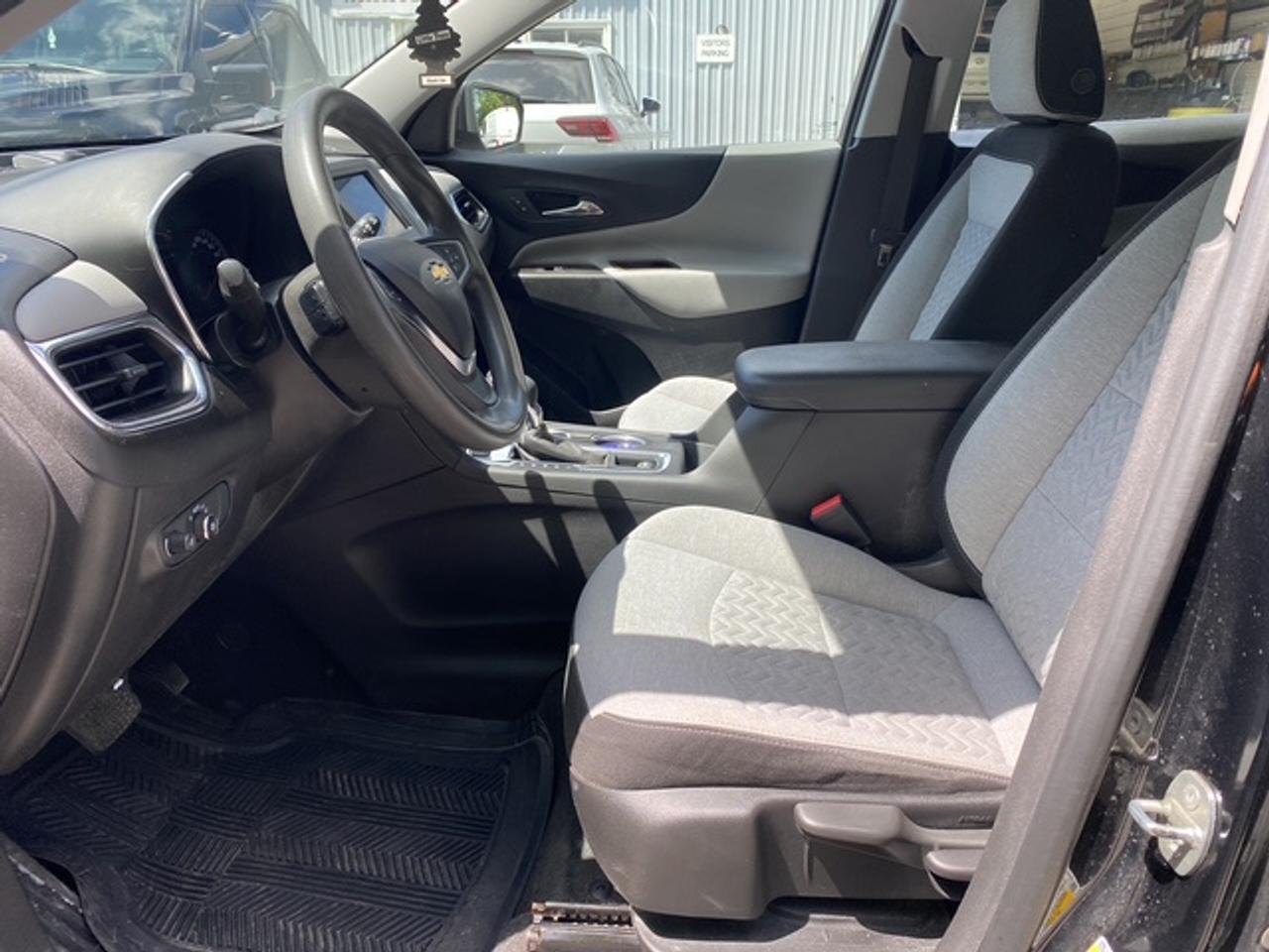 2023 Chevrolet Equinox LS AWD 4dr Photo