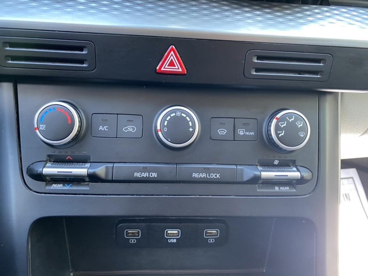 2022 Kia Carnival LX Photo