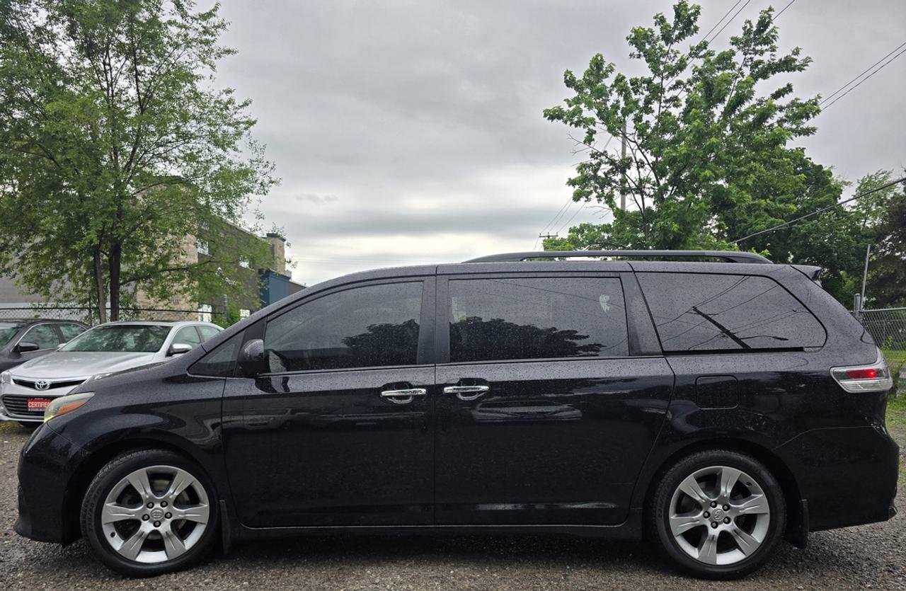 2017 Toyota Sienna SE Photo2