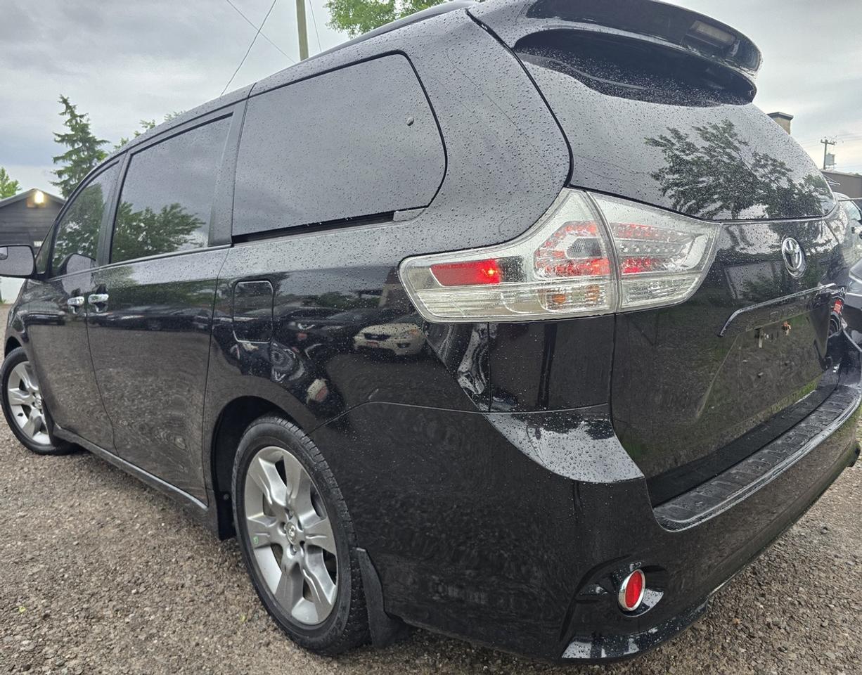 2017 Toyota Sienna SE Photo