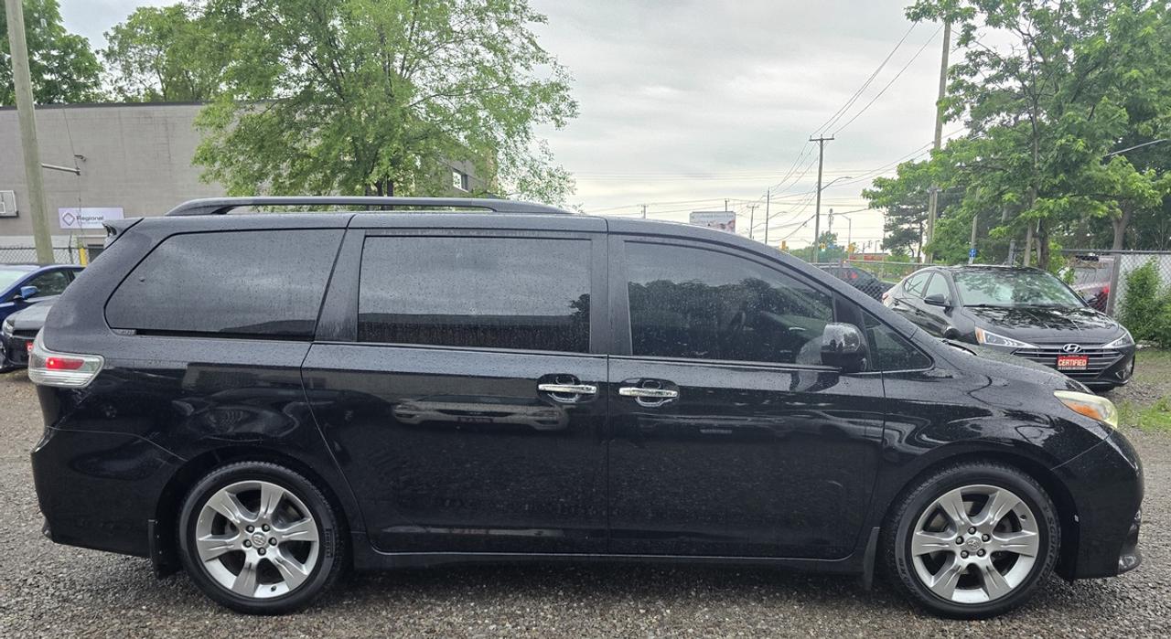 2017 Toyota Sienna SE Photo
