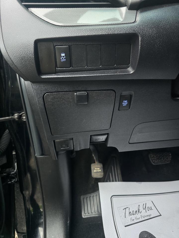 2017 Toyota Sienna SE Photo