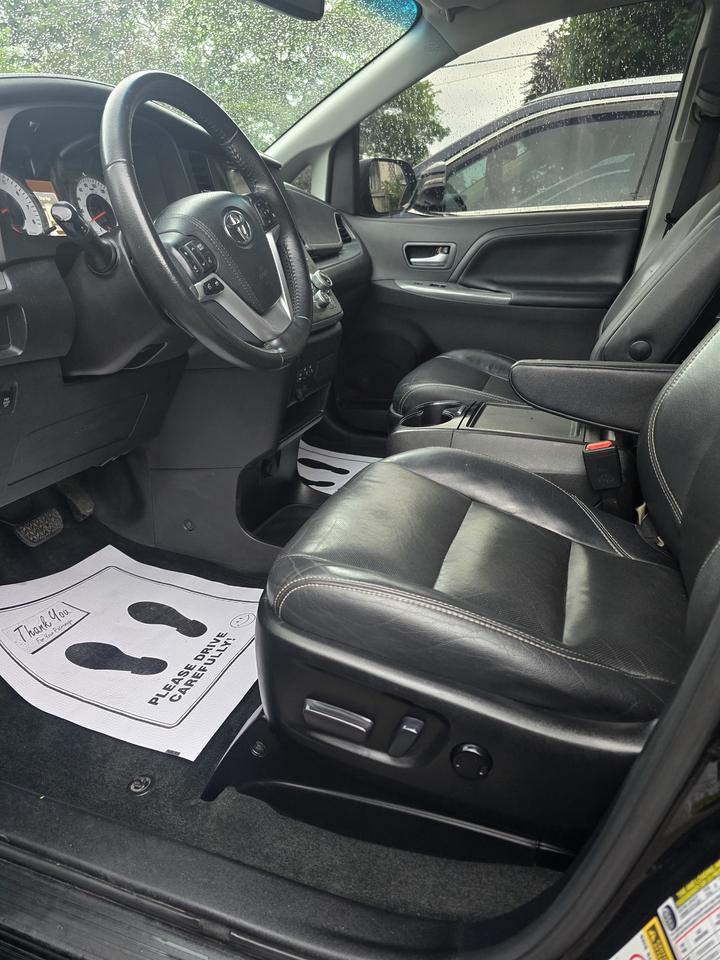 2017 Toyota Sienna SE Photo