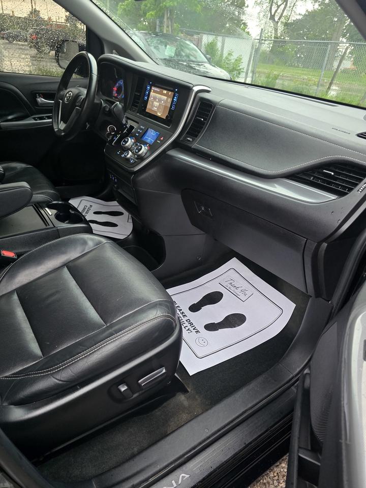 2017 Toyota Sienna SE Photo