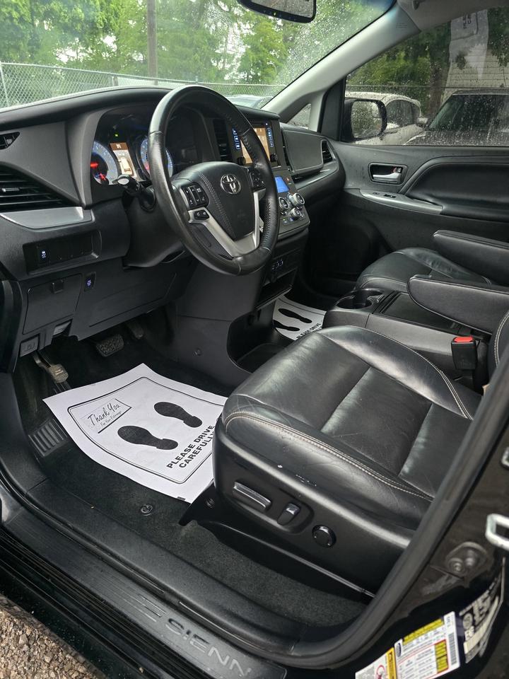 2017 Toyota Sienna SE Photo