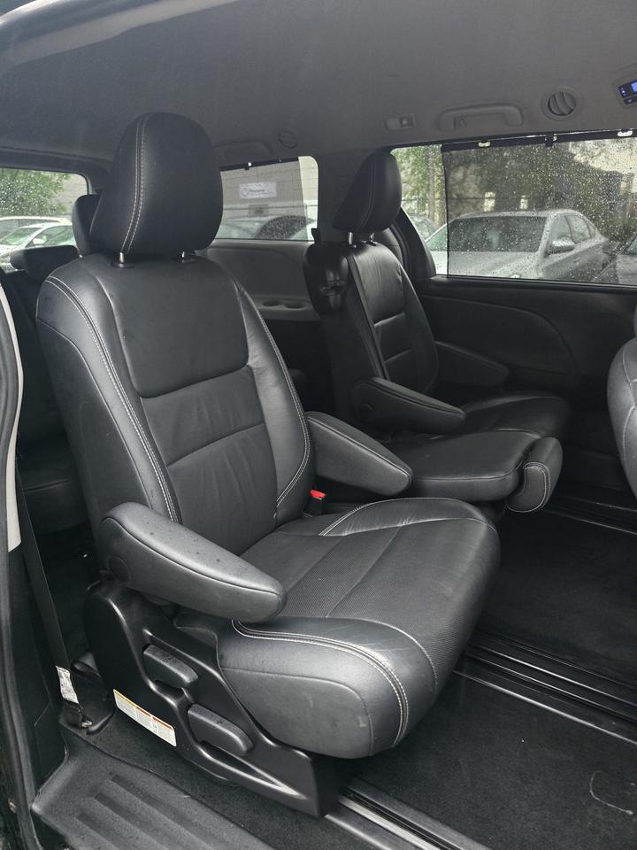 2017 Toyota Sienna SE Photo