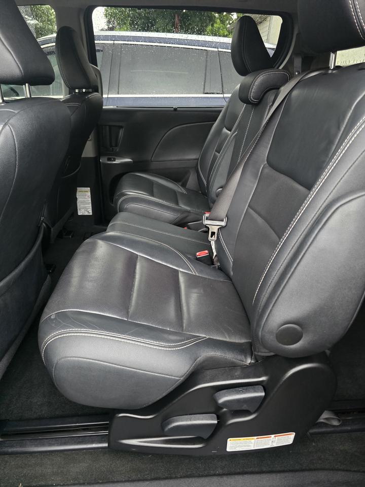 2017 Toyota Sienna SE Photo