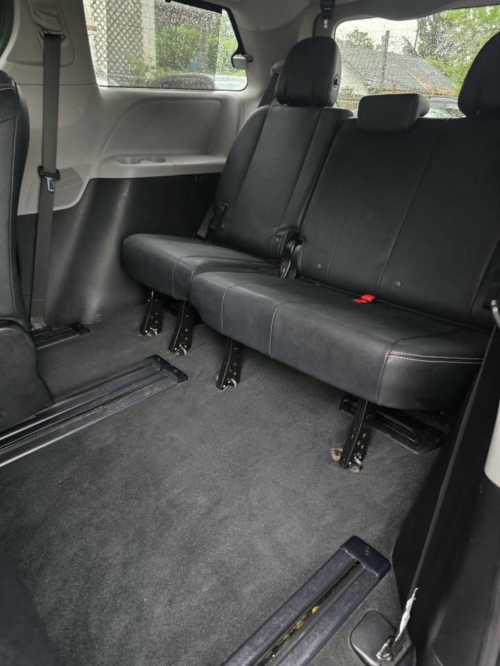 2017 Toyota Sienna SE Photo