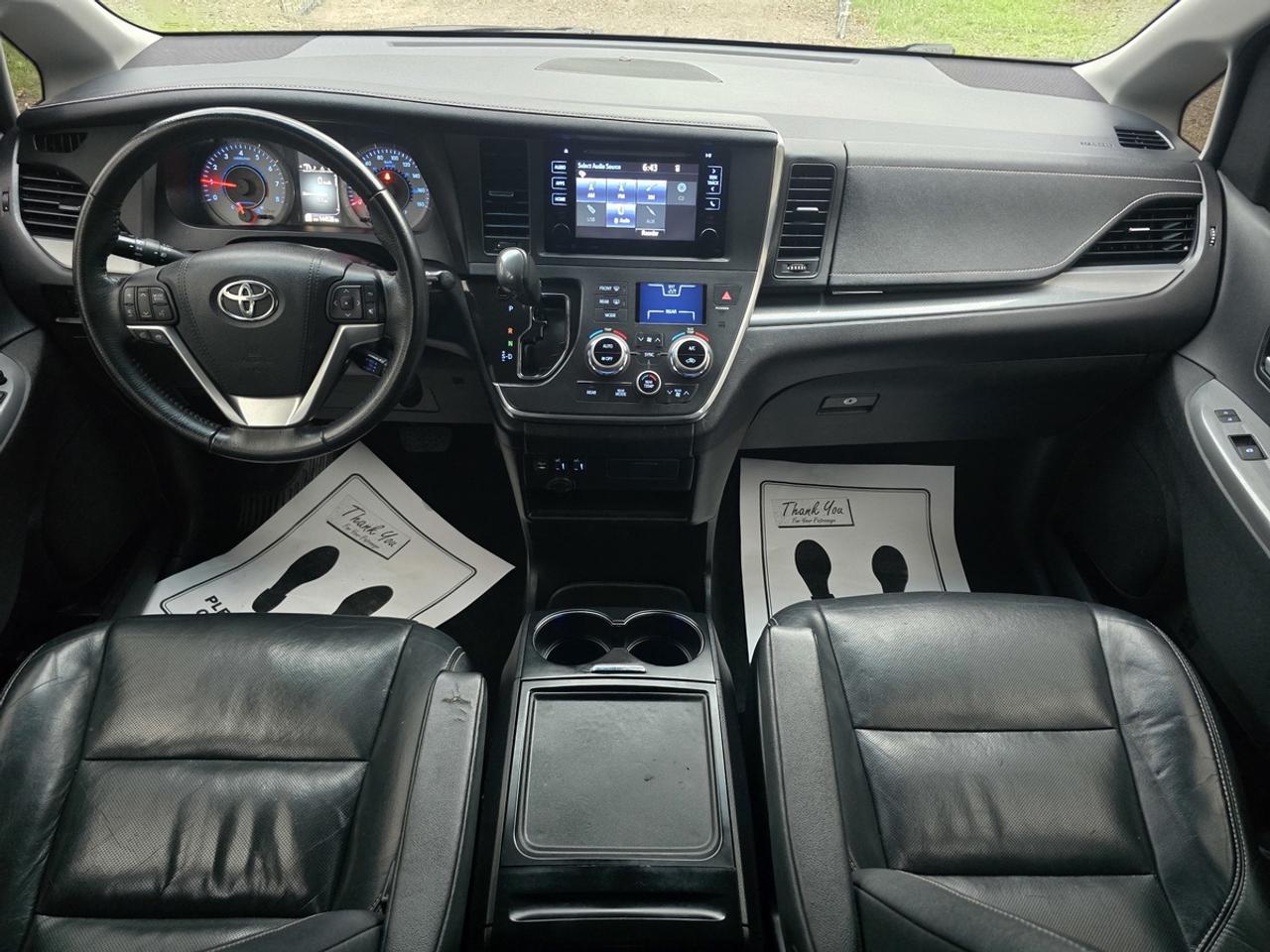 2017 Toyota Sienna SE Photo