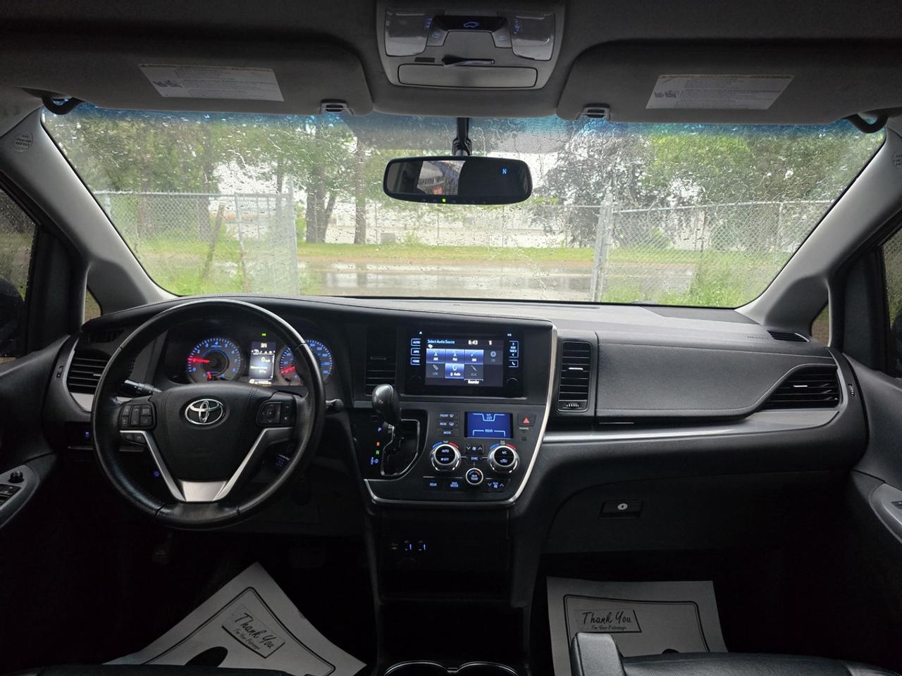 2017 Toyota Sienna SE Photo